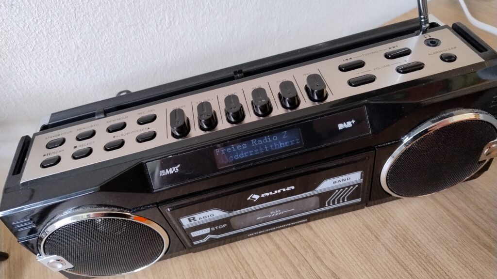 Einfaches tragbares Digitalradio, eingestellt ist das Nürnberger Community-Radio "Radio Z".