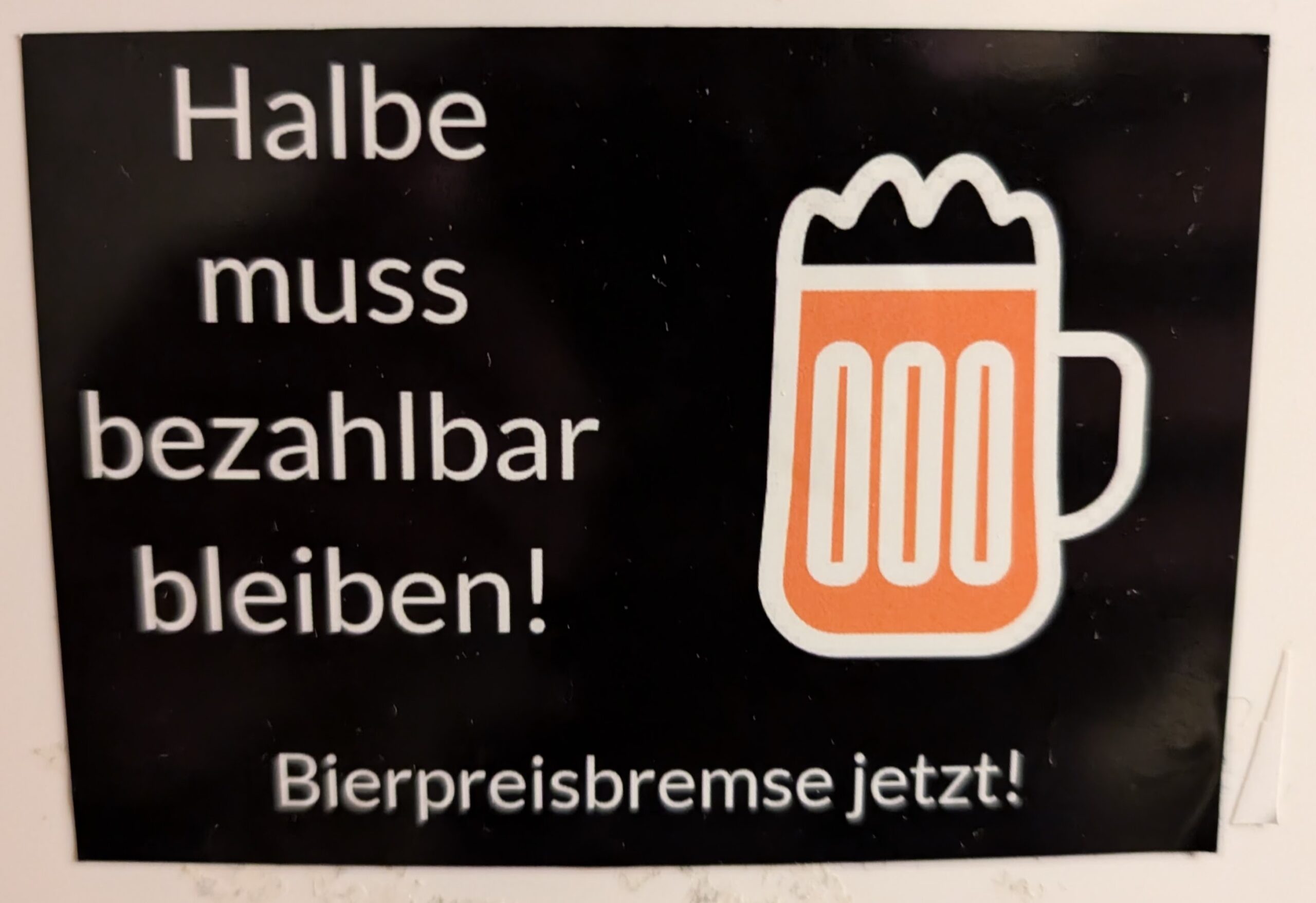 "Halbe muss bezahlbar bleiben - Bierpreisbremse jetzt!" Aufkleber in einem Fürther Wirtshaus