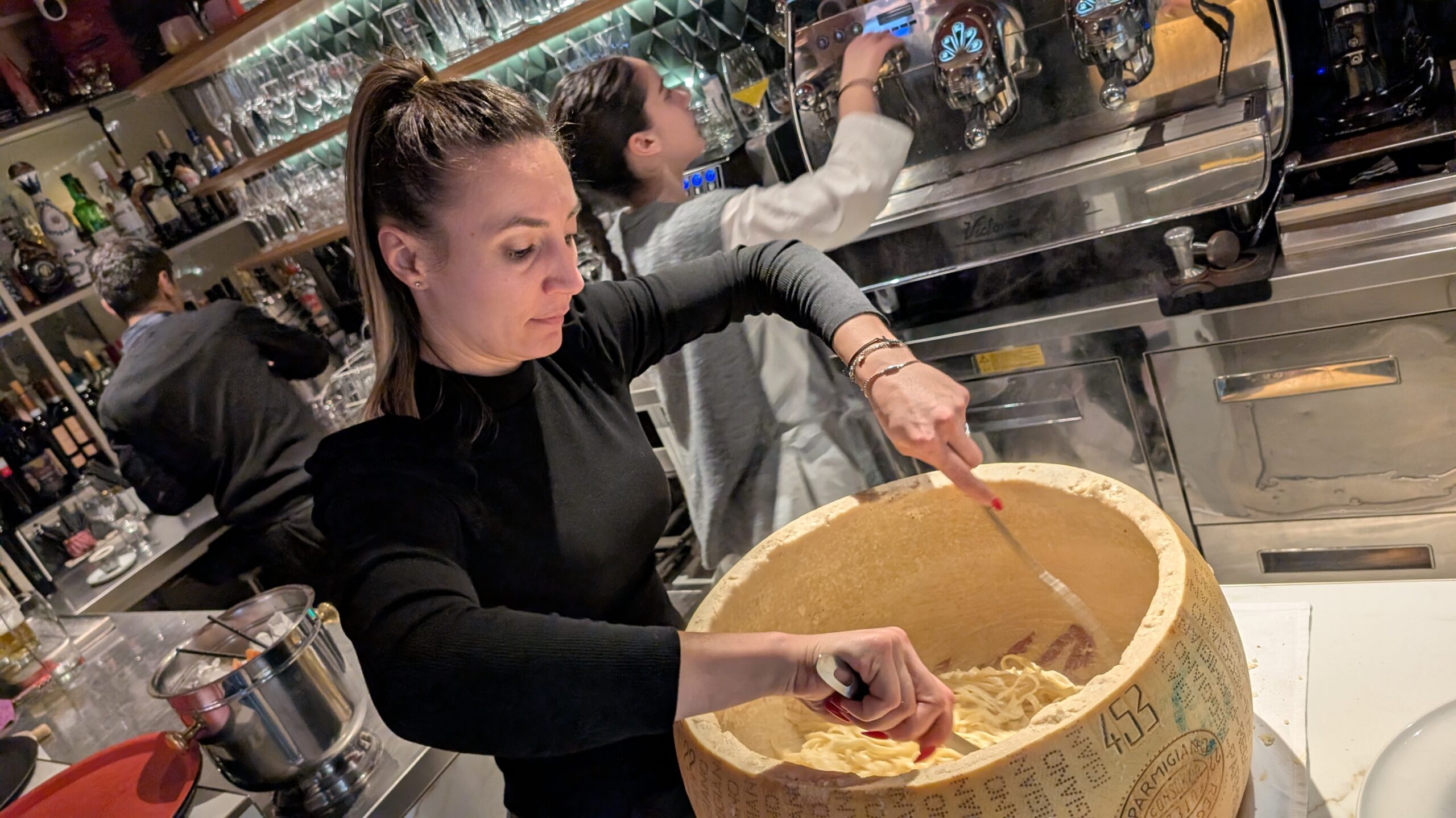 Tagliatelle werden in einem Parmesanlaib geschwenkt - Padelle d'Italia in Nürnberg