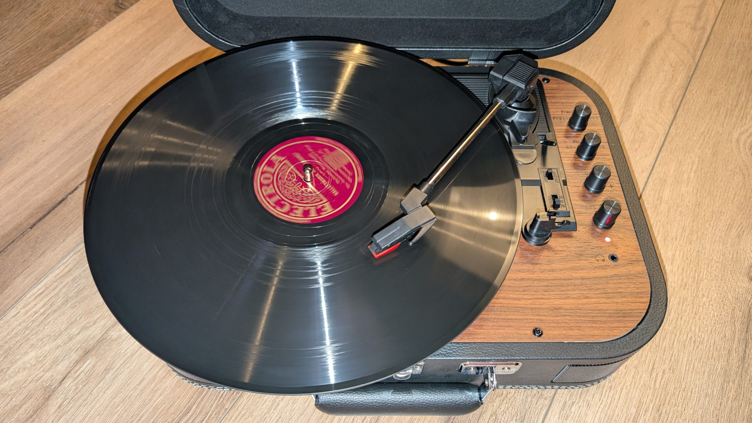 "Voksun"-Billigplattenspieler mit einer Schellackplatte, abgespielt bei 78 RPM