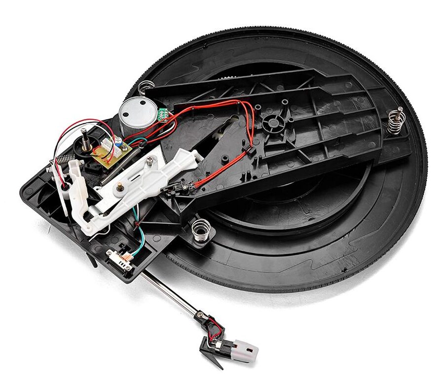 China-Plastik-Plattenspieler, Laufwerk von unten (cheap plastic turntable mechanism, motor side)